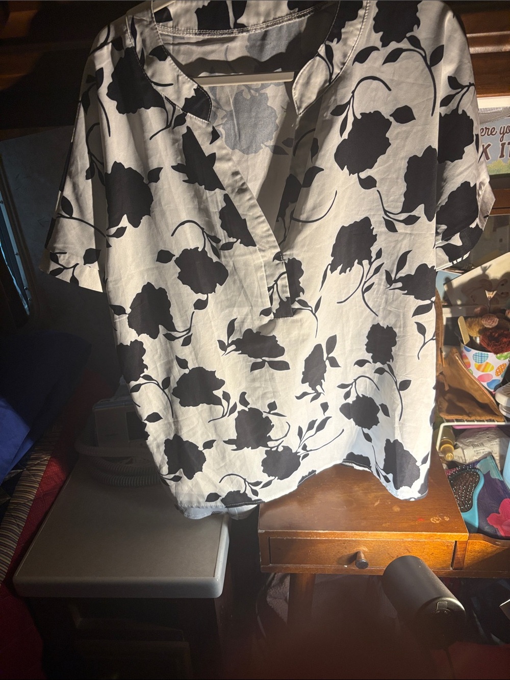 Source Unknown Black & White Floral V-Neck Short Sleeve Blouse